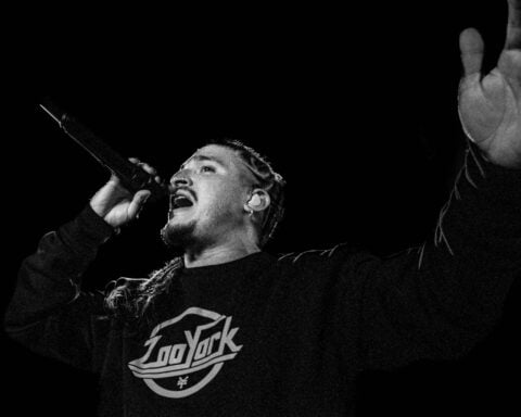 Alonso Pollo González de Santaferia canta con los brazos abiertos en La Maestra Vida