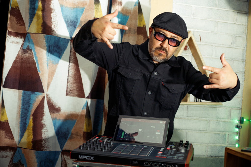 Lalo Meneses reitera la subversión ante el sistema con "Me escapo", su nuevo single 1 Lalo Meneses