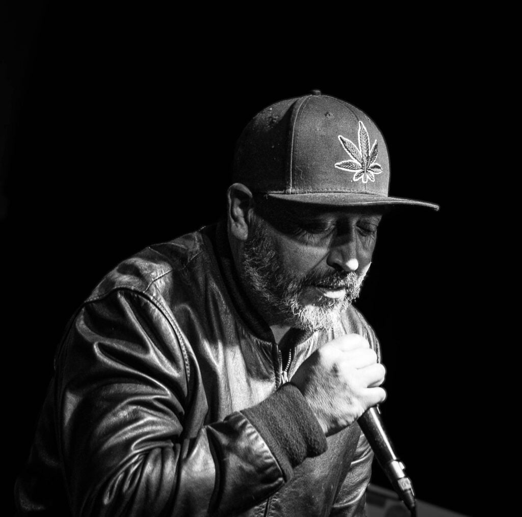 Lalo Meneses reitera la subversión ante el sistema con "Me escapo", su nuevo single 2 Lalo Meneses, líder de Panteras negras