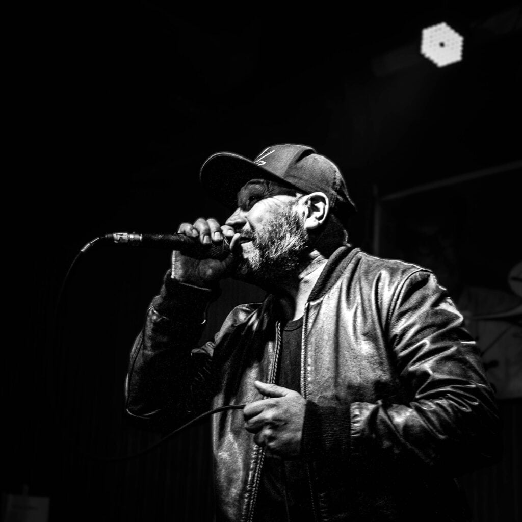 Lalo Meneses reitera la subversión ante el sistema con "Me escapo", su nuevo single 3 Lalo Meneses, líder de Panteras Negras