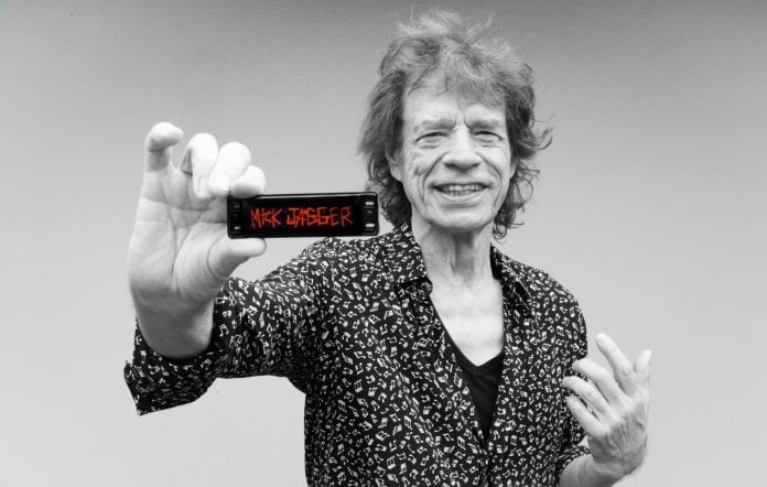 Mick Jagger mostrando su nueva armónica