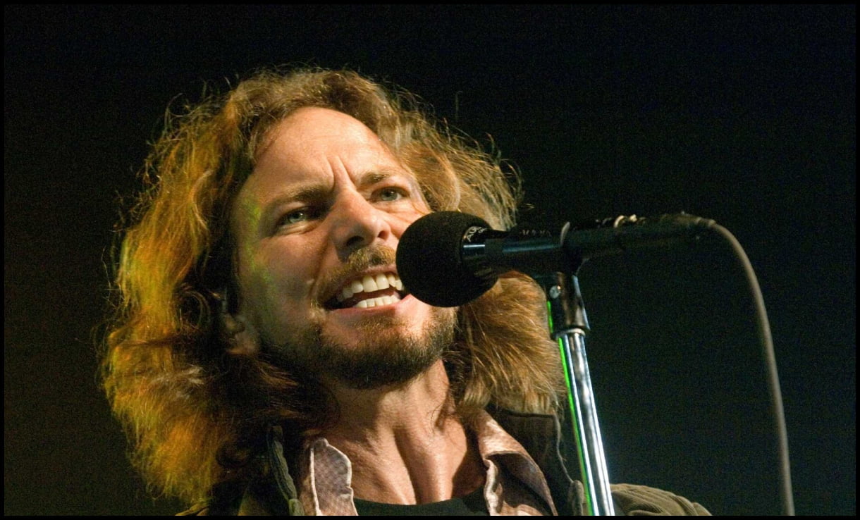 Eddie Vedder cantando