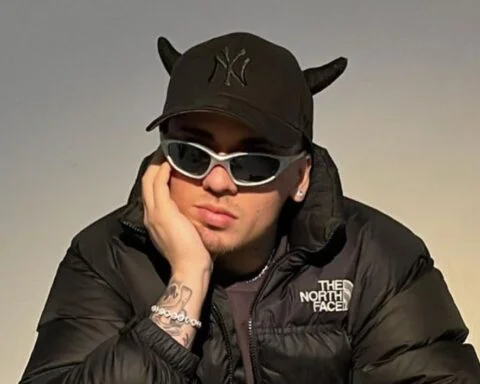 el artista urbano chileno eazykid con gafas negras y gorra con cachos
