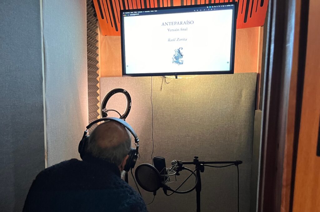 Raul Zurita grabando Anteparaiso en audiolibro 1