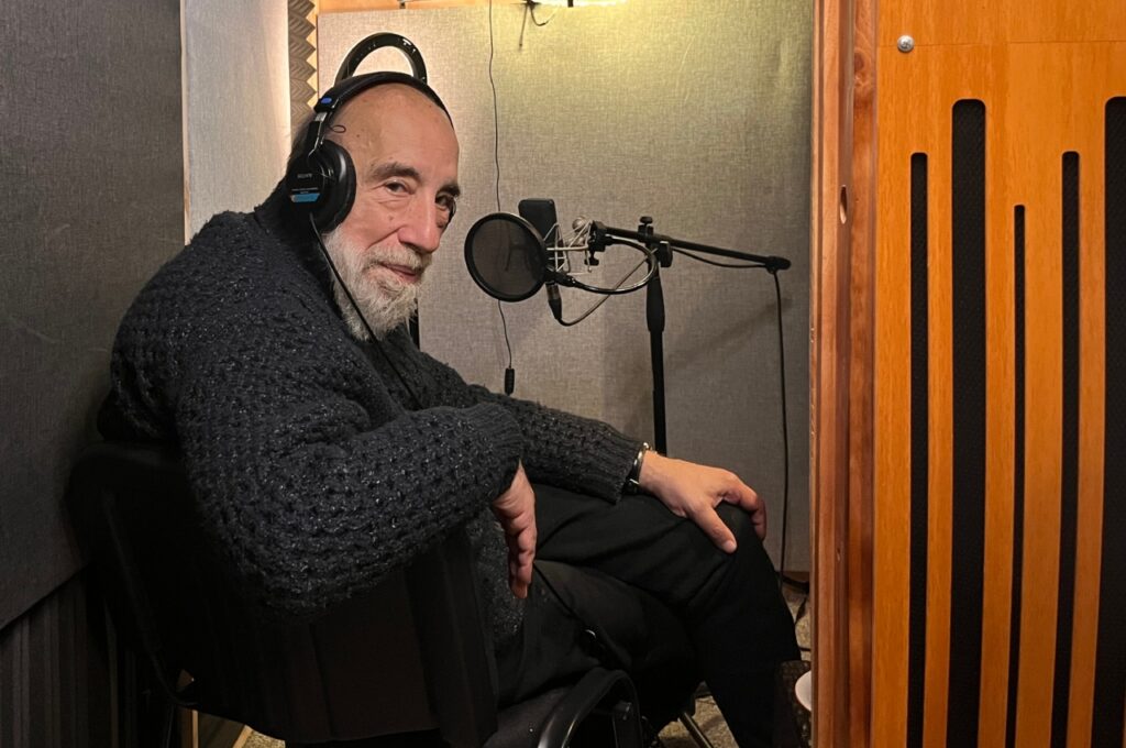 Raul Zurita grabando Anteparaiso en audiolibro