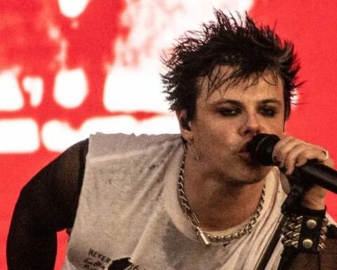 el cantante yungblud sobre el escenario de lollapalooza chile 2023