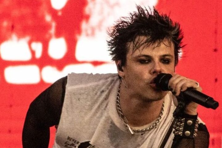 el cantante yungblud sobre el escenario de lollapalooza chile 2023