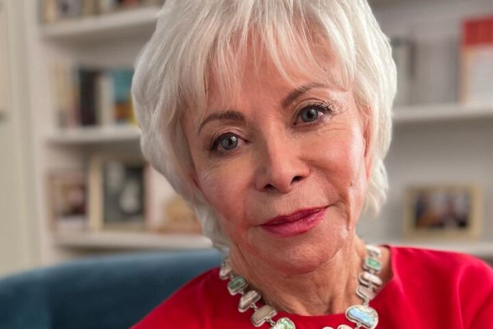 isabel allende mirando a la cámara en primer plano desde su casa en miami