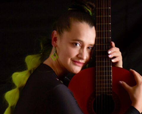 la cantante pascuala ilabaca abrazando una guitarra