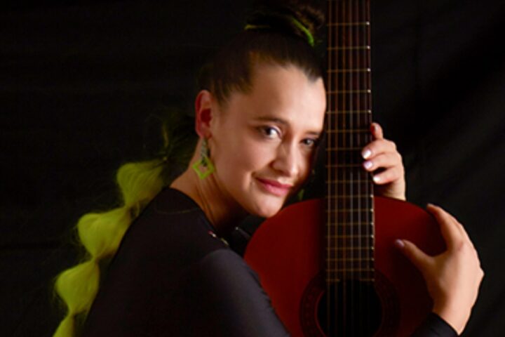 la cantante pascuala ilabaca abrazando una guitarra