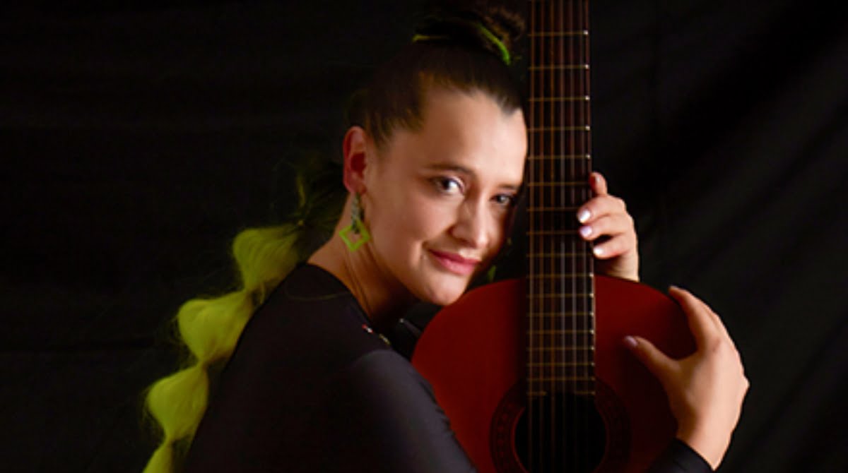la cantante pascuala ilabaca abrazando una guitarra