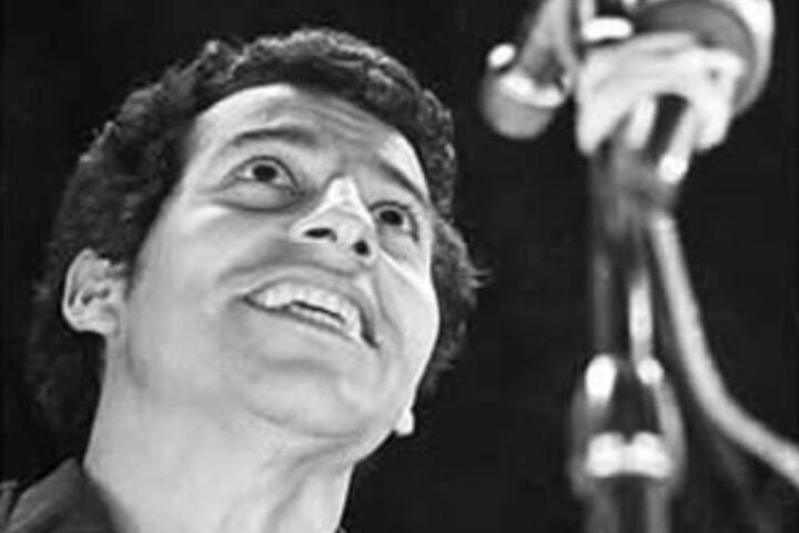 victor jara cantando en un concierto