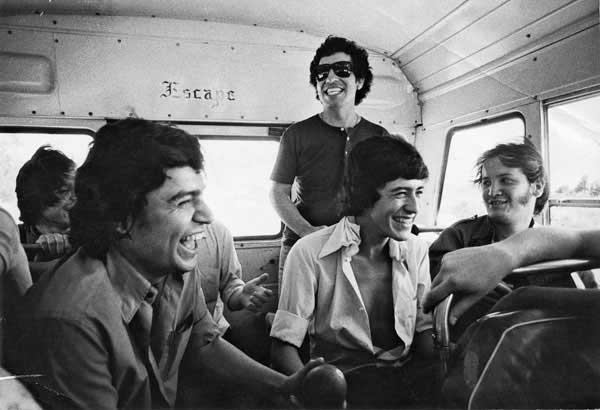 "Te recuerdo Amanda": La historia detrás del himno de Víctor Jara a 50 años de su asesinato 1 víctor jara arriba de un bus sonriendo con un grupo de amigos