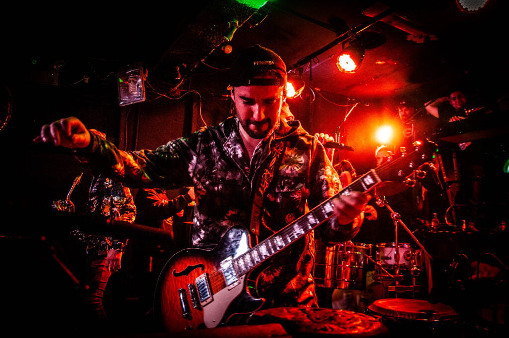 Chico Trujillo y Santaferia despiden el 2023 con un insuperable concierto en Viña del Mar 3 intelectualmente flaite bar el clan 1 de 1