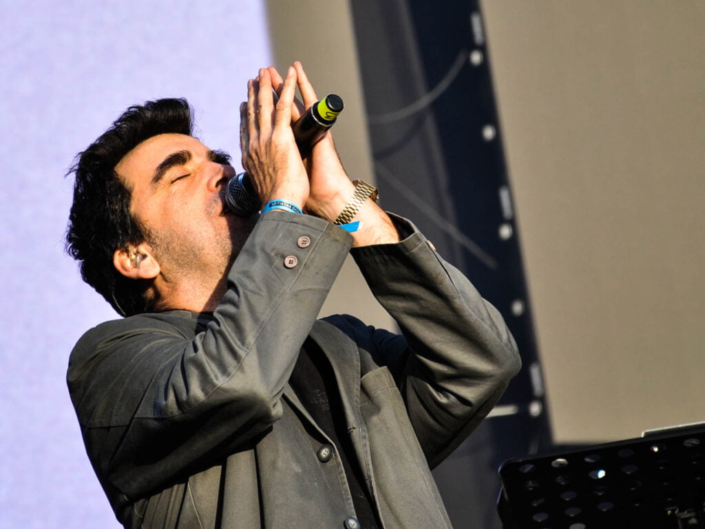 Como adelanto de TOTEM, Pedropiedra lanzó un temón llamado "VALOR" 2 pedro piedra con las manos juntas tomando el microfono como rezando en el escenario del festival rec
