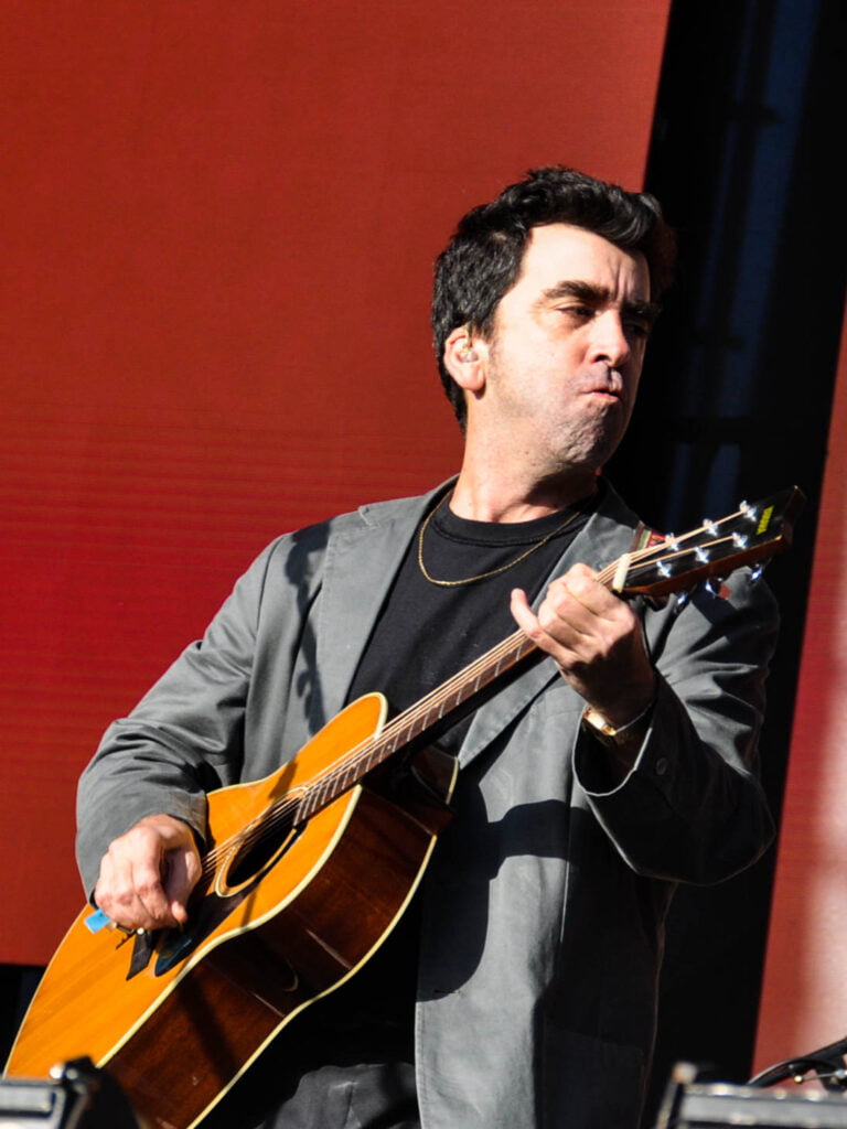 Como adelanto de TOTEM, Pedropiedra lanzó un temón llamado "VALOR" 1 pedro piedra con su guiratta arriba del escenario del festival rec