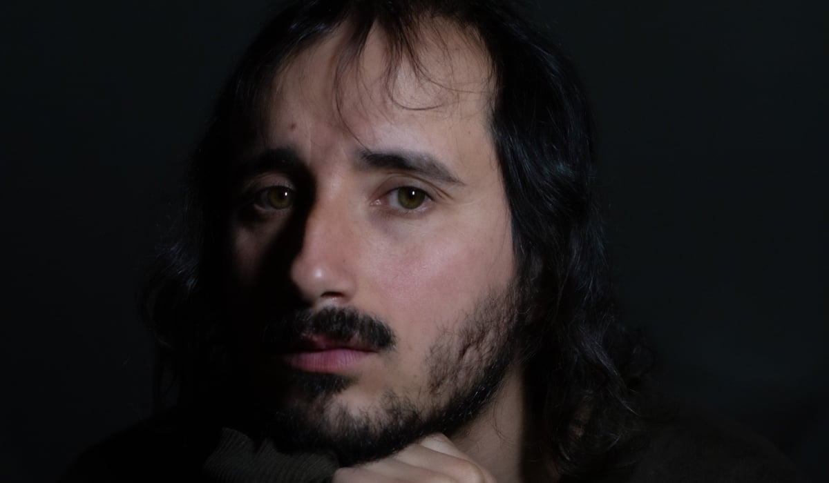 el rostro del cantante chileno Leo Saavedra