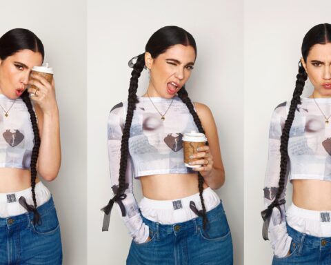 tres fotos de javiera mena con trenzas jeans azules y una polera blanca con diseños sostiene un vaso de café