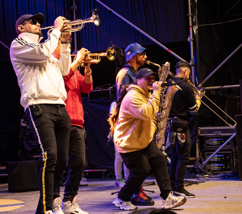Santaferia en el escenario del Ülkantun Festival 2024 desde el anfiteatro del Liceo de Ralco.