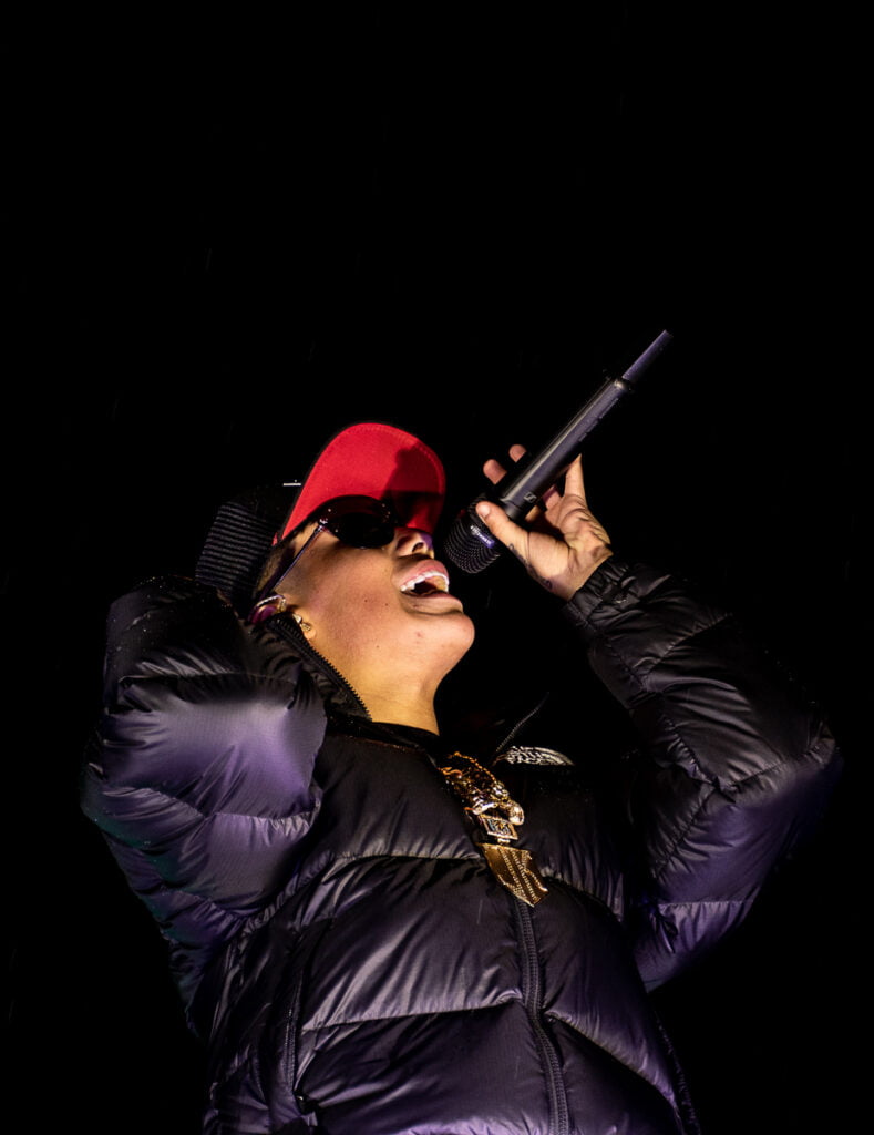 Jere Klein en el escenario del Ülkantun Festival 2024 desde el anfiteatro del Liceo de Ralco. / Foto: Arturo Ledezma - Fanky.cl