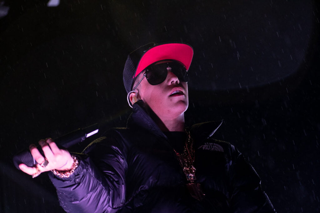 Jere Klein en el escenario del Ülkantun Festival 2024 desde el anfiteatro del Liceo de Ralco. / Foto: Arturo Ledezma - Fanky.cl