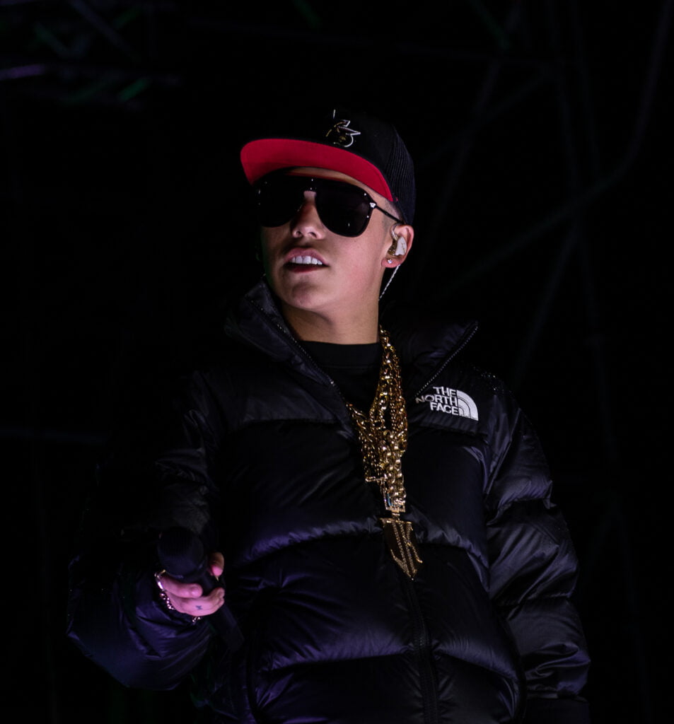 Jere Klein en el escenario del Ülkantun Festival 2024 desde el anfiteatro del Liceo de Ralco. / Foto: Arturo Ledezma - Fanky.cl