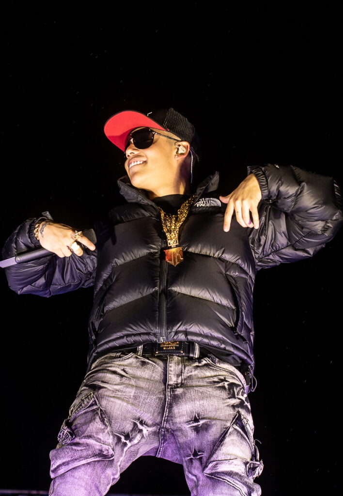 Jere Klein en el escenario del Ülkantun Festival 2024 desde el anfiteatro del Liceo de Ralco. / Foto: Arturo Ledezma - Fanky.cl