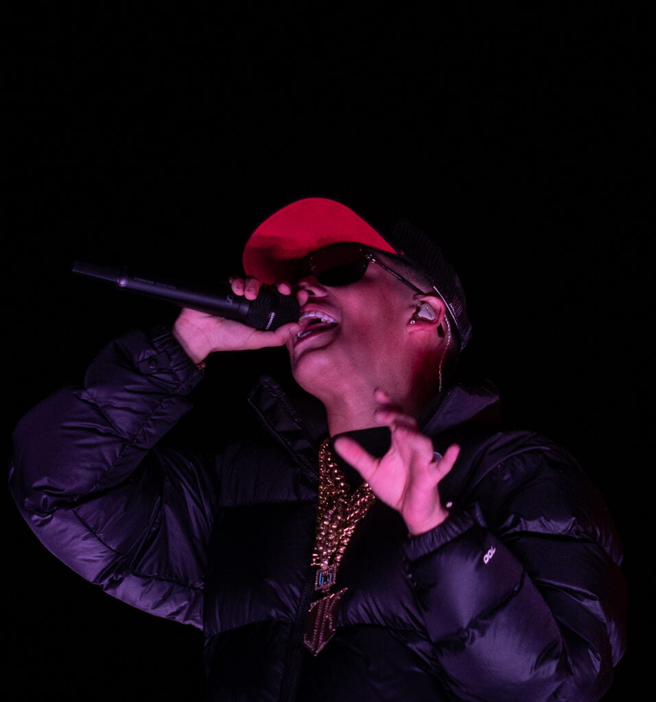 Jere Klein en el escenario del Ülkantun Festival 2024 desde el anfiteatro del Liceo de Ralco. / Foto: Arturo Ledezma - Fanky.cl