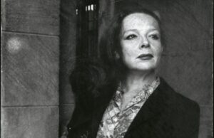 Stella Díaz Varín / Foto: (Sin autor reconocible) rescatada del artículo: "De culto: Stella Díaz Varín, la poeta que encendía los cigarros con los zapatos" en El Desconcierto