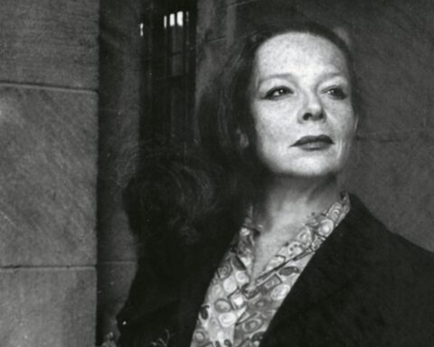 Stella Díaz Varín / Foto: (Sin autor reconocible) rescatada del artículo: "De culto: Stella Díaz Varín, la poeta que encendía los cigarros con los zapatos" en El Desconcierto