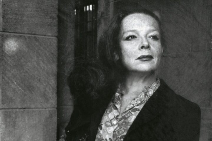 Stella Díaz Varín / Foto: (Sin autor reconocible) rescatada del artículo: "De culto: Stella Díaz Varín, la poeta que encendía los cigarros con los zapatos" en El Desconcierto