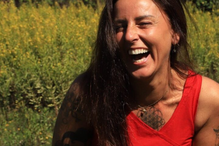 La Mari de Chambao en un prado, sonriendo