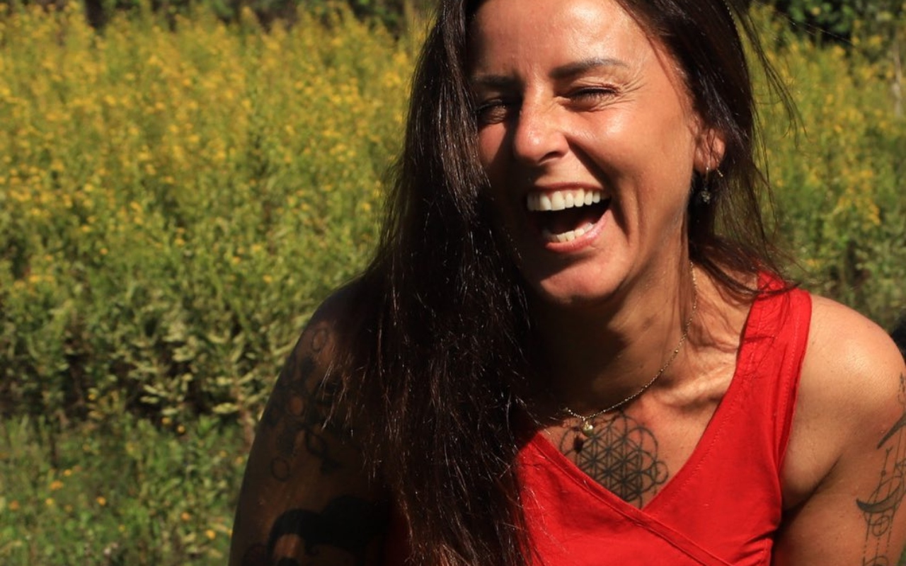 La Mari de Chambao en un prado, sonriendo