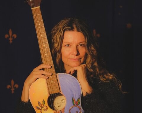la escritora y cantante claudia jimenez junto a su guitarra