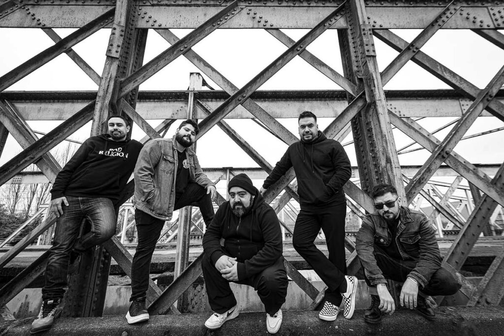 "Ironía del Rencor": Falso Dilema lanza golpe emocional en clave punk 3 banda chilena falso dilema en una foto en blanco y negro de toda la banda