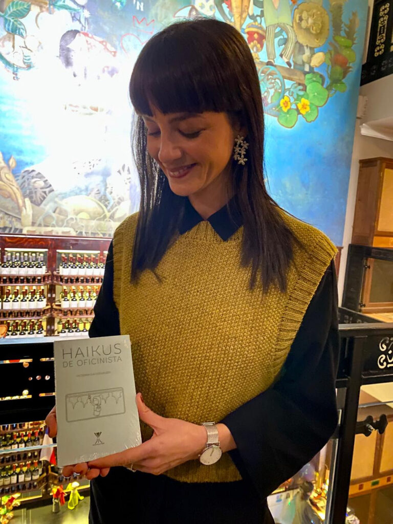 Haikus de oficinista: poesía mínima para sobrevivir al reloj laboral 2 victoria galleguillos sostiene su libro haikus de oficinista