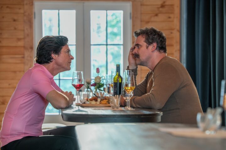 Dtf St Luois la serie de Jason Bateman, David Harbour y Linda Cardellini